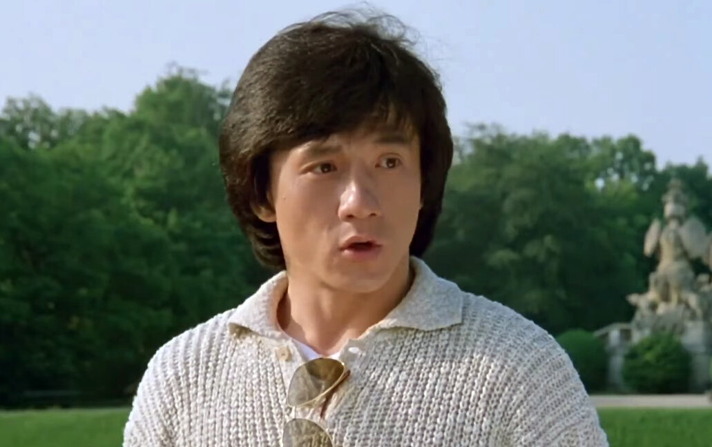 Джеки Чан в роли Азиатского ястреба. Кадр из "Доспехи бога", 1986 г., режиссеры Джеки Чан, Эрик Цан, сценаристы Эдвард Тан, Чеук Хонь Сито, Кен Лоу, композиторы Майкл Лай,Майкл Вандмахер. Скриншот кадра для иллюстрации