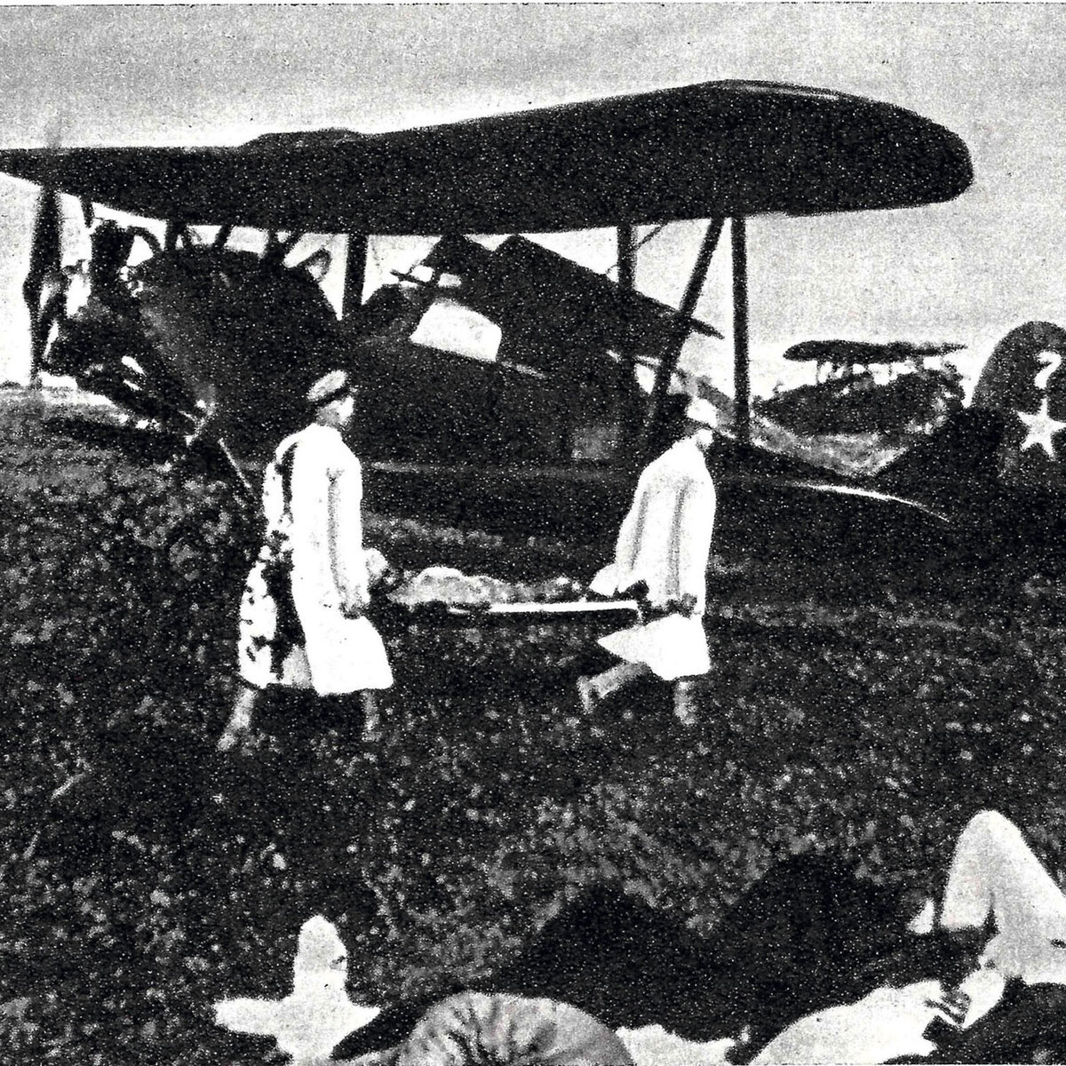 Эвакуация раненых с поля боя.  Фото: музей МГТУ ГА