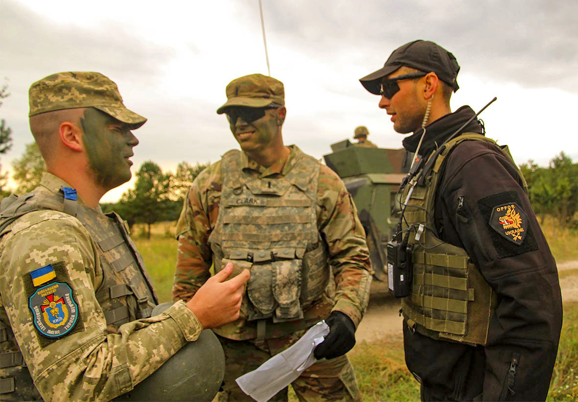 Ua army. Военные США на Украине. Украинские войска. Инструкторы США на Украине. Американские войска на Украине.