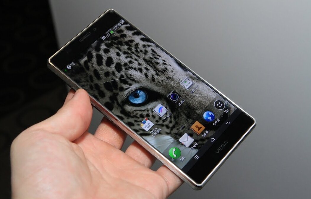 Pantech Vega iRon – "безрамочный" смартфон из 2013 года. Источник: eprice