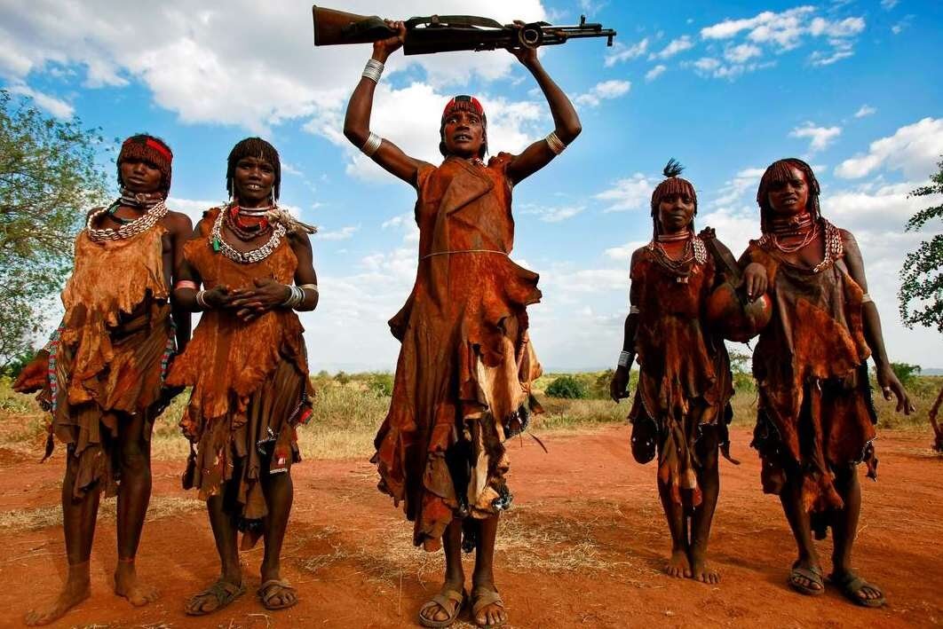 Дикари с автоматом.