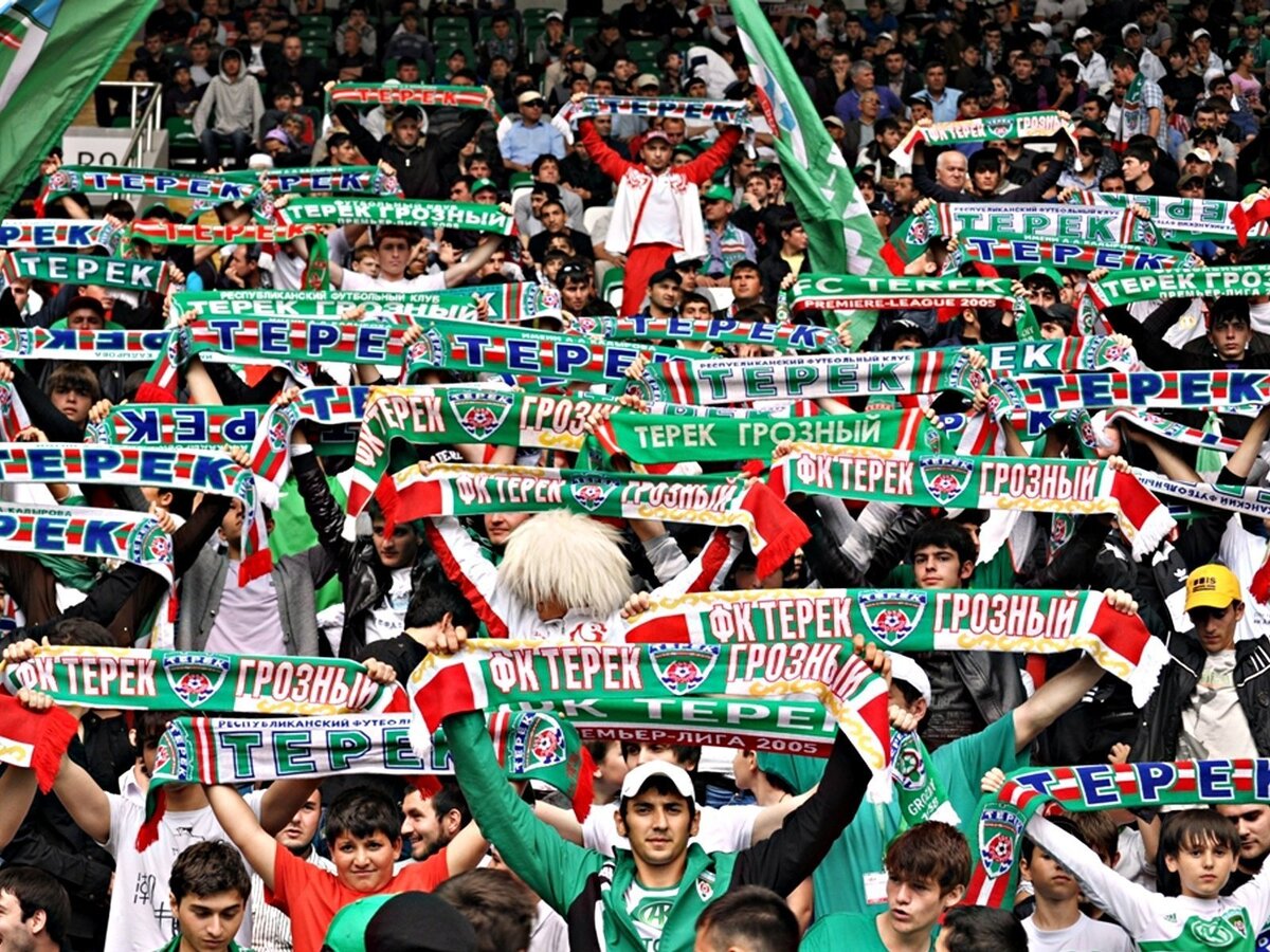 12 игрок команды - фанаты «Терека» с клубными шарфами