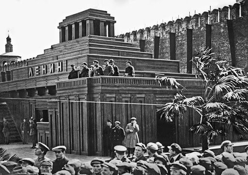 Деревянный мавзолей...