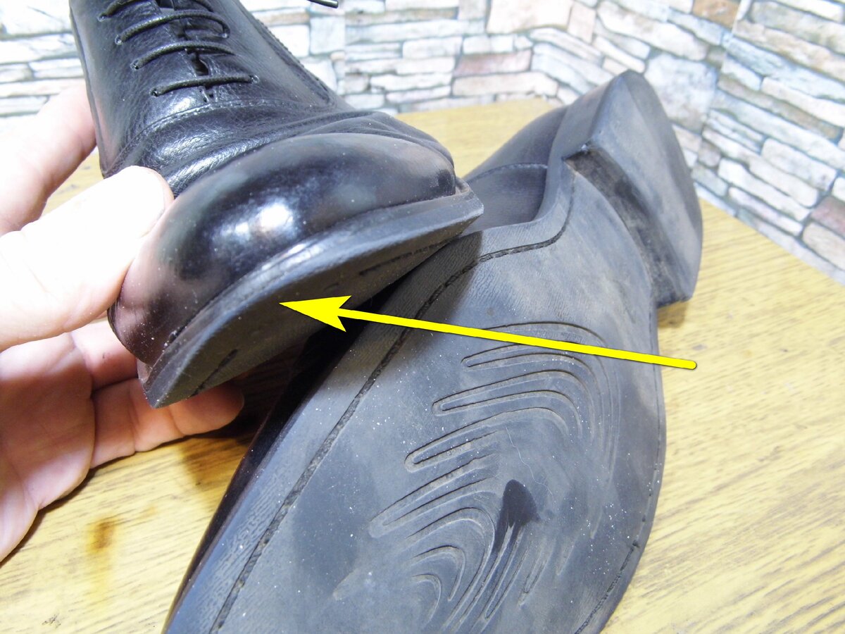 При длительном использовании подошва обуви изнашивается впр. Подошва с задником. Ремонтная пятка для обуви. Стирается подошва. Туфли с задником.