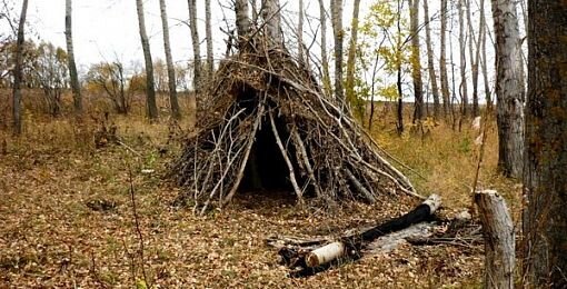 Сменил свой роскошный замок на "замок" поскромнее. 