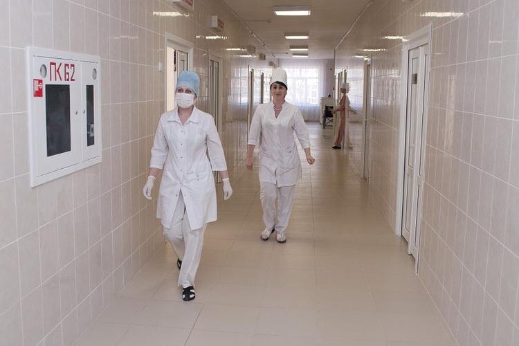 Люди, сдавшие билеты на курорты, плачьте..

Главой Западного округа Краснодара стал сын депутата Госдумы Водолацкого Купить квартиру в Сочи удаленно - проще простого с СК «Неометрия»
«Менять команду после выборов логично», – политолог о кадровых перестановках в команде г...
Общество, 09.08.2020 16:00
Губернатор Кубани прокомментировал слухи о второй волне коронавируса

Губернатор Краснодарского края Вениамин Кондратьев все больше «вливается» в молодежную среду. 7 августа вышло его большое интервью на YouTube-канале «ТОЛК ЭБАУТ», где он прокомментировал в частности слухи о второй волне коронавируса.
- У каждого второго человека в социальных сетях сейчас есть «какой-то знакомый из администрации», который постоянно скидывает неподписанные документы, где написано, что с 20 сентября вторая волна коронавируса и все закрывается — это слухи, - обозначил вопрос губернатору ведущий. - При этом в ряде стран ситуация повторяется. Как вы думаете, что ждет нас?

На это Вениамин Кондратьев сразу отметил, что пока никто не знает, будет ли вторая волна или нет.
- Мы понимаем, что сейчас ситуация развивается не так, как нам бы хотелось, - прокомментировал губернатор. - Количество зараженных растет. Мы понимаем, что это традиционно. Осенью наложение гриппа на коронавирус даст непонятный эффект, потому что человек чихнет от гриппа, а подумает, что от коронавируса.

Это, по словам Кондратьева, вызовет большой поток людей в больницы, потому что все сейчас переживают за свое здоровье, люди верят в коронавирус. Однако сейчас пока введения таких жестких карантинных мер, как это было 31 марта, не требуется.

- Если я буду понимать, что ситуация неуправляемая, я пойду на такие решения, - обозначил глава региона. - Но сейчас наша медицина готова к борьбе с корнавирусом. Мы его не боимся уже. Пока речь не идет ни о каких закрытиях, ни о каких ограничениях. 

Стоит отметить, что на неделе был зафиксирован рекорд по выявленным заболевшим за сутки на Кубани - у 125 человек инфекция подтвердилась. Однако после эта цифра пошла на спад и к воскресенью достигла 105. В крае до 21 августа в связи с коронавирусом продолжает действовать режим повышенной готовности.
