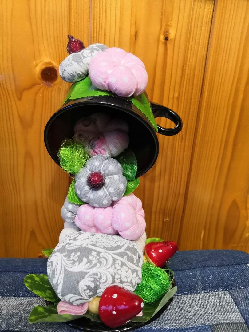 Да, да, это тоже игольница:) Парящая чашка с мягкими тыковками:)