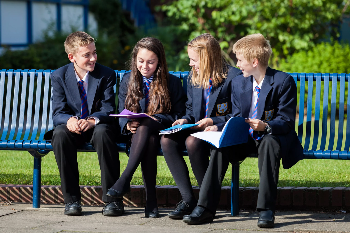 British school year. Средние школы в Великобритании. Средняя школа в Англии. Школьники Англии. Подростки в школе.