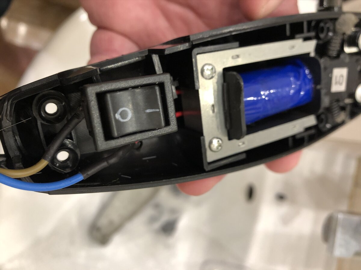 Вот такой переключатель оказался внутри, а управляет им совсем другая кнопка