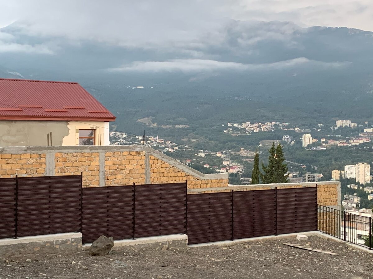 Фотогалерея забора в стиле ранчо из евроштакетника