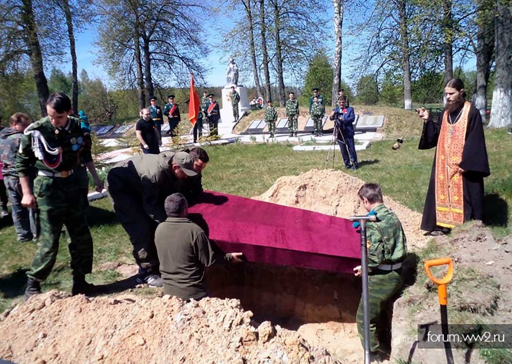 Родственники погибших солдат. Похороны солдат в Вольске.