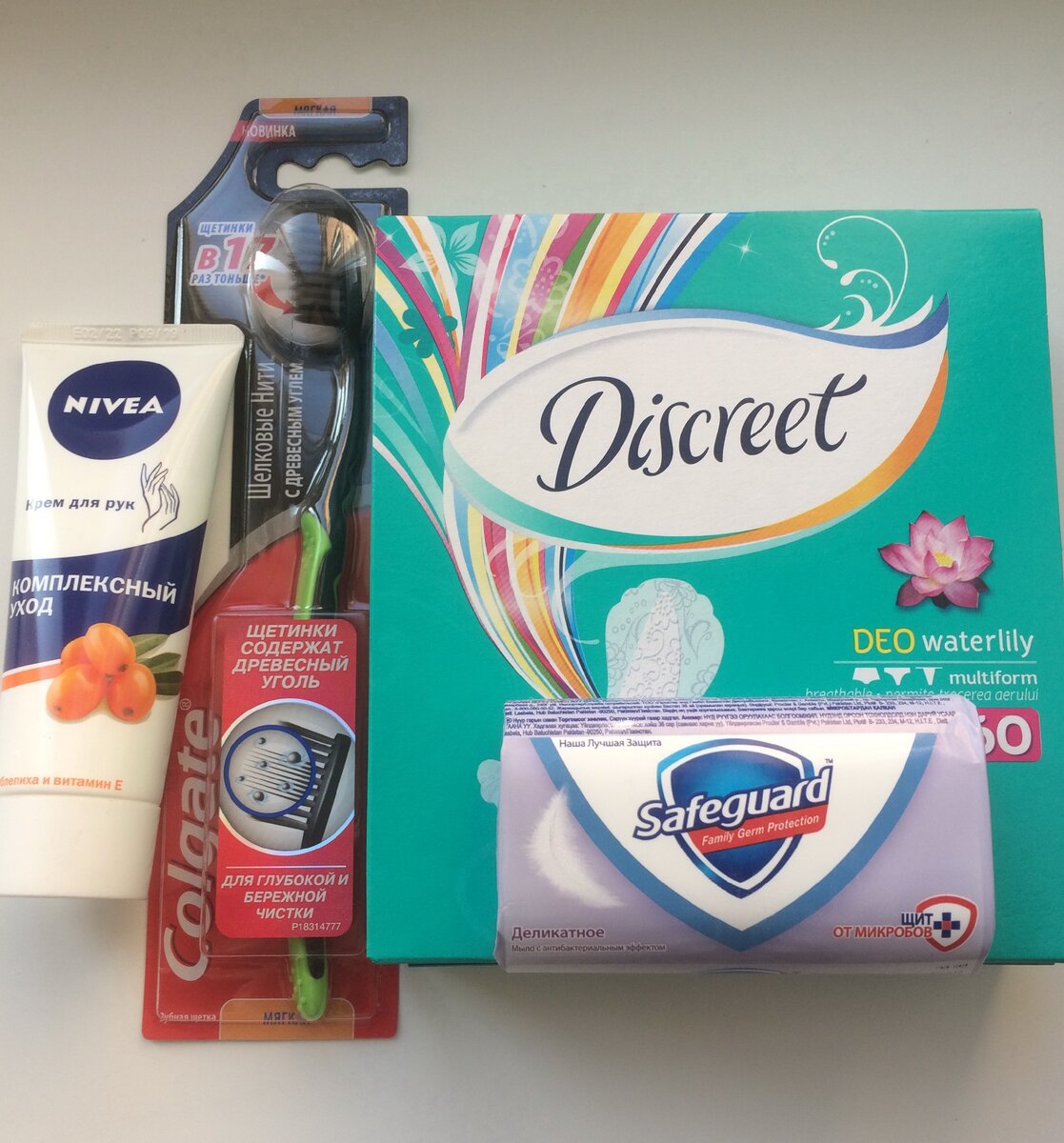 Вот такие товары в отделе косметики и средств личной гигиены в сети магазинов "Перекресток" я приобрела сегодня по отличным скидкам: классическое антибактериальное мыло для рук торговой марки Safeguard, комплексный крем для рук торговой марки Nivea, мягкую зубную щетку с древесным углем торговой марки Colgate, ежедневные прокладки Deo waterlily торговой марки Discreet