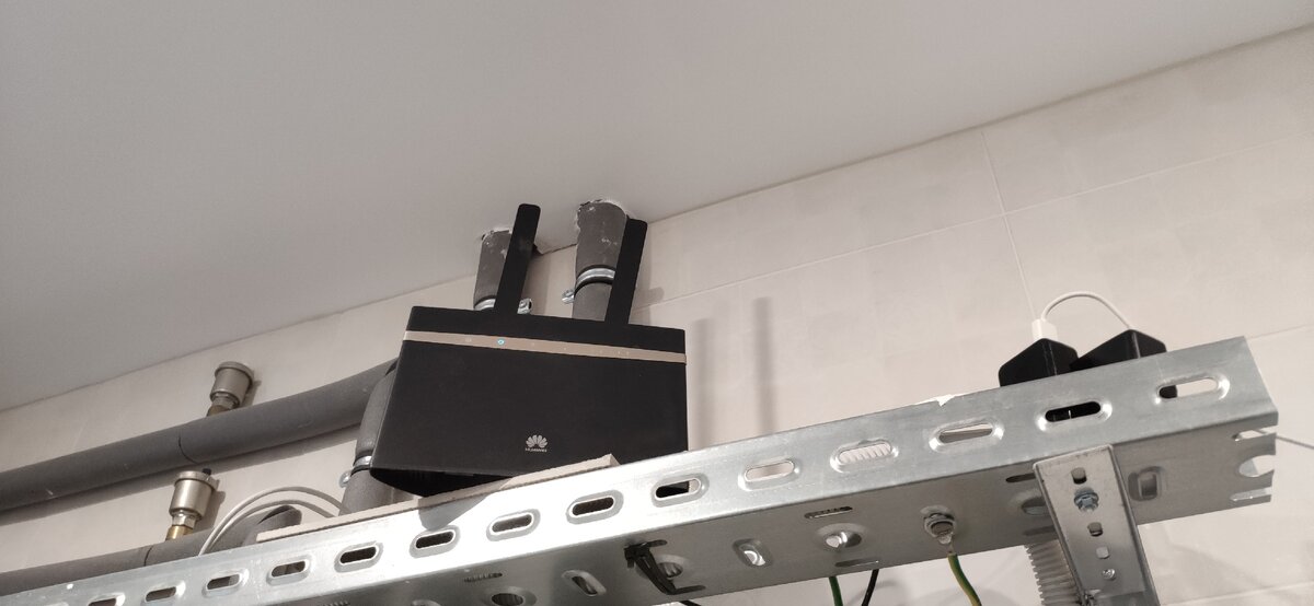 Huawei b525 в основном для приема сигнала 4G + один шлюз для устройств в сарае (ближе всего).