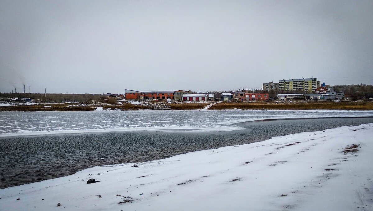 На заливах встаёт лёд