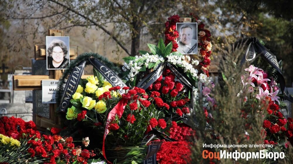 Николай Максюта похоронен рядом со своей супругой Лидией Андреевной
