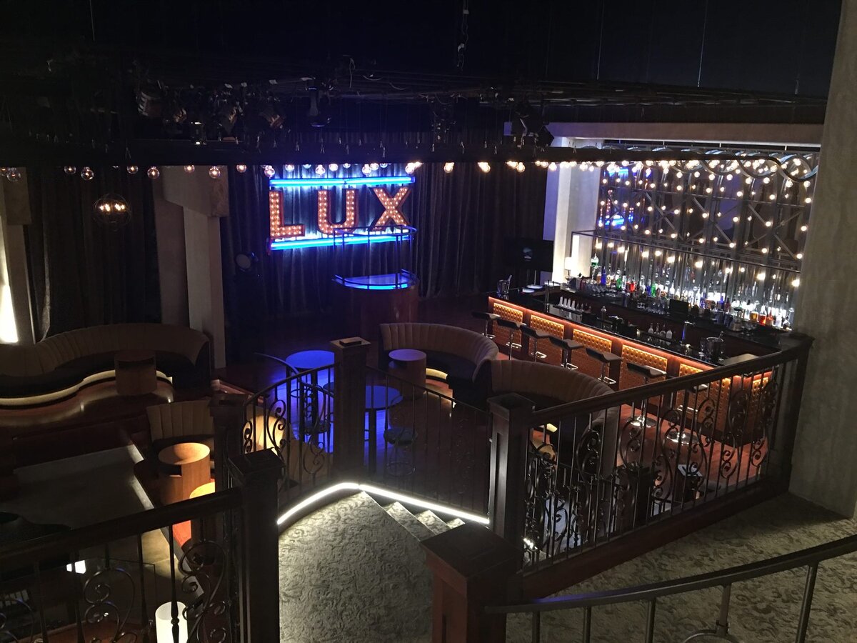 Здесь он приобретает дорогой ночной клуб с символичным названием «Lux» и начинает вести роскошную и вполне земную жизнь, все больше и больше погружаясь в ее радости.