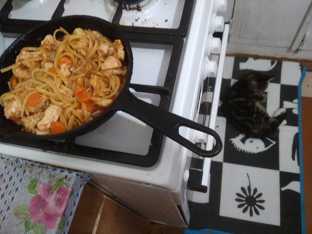 Фото автора. Контролер-технолог у плиты.