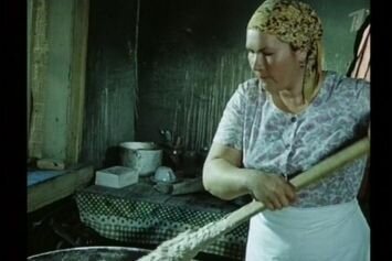 Кадр из фильма, фото из свободного интернет-доступа. Нина Усатова - Маня, месит тесто для хлеба.