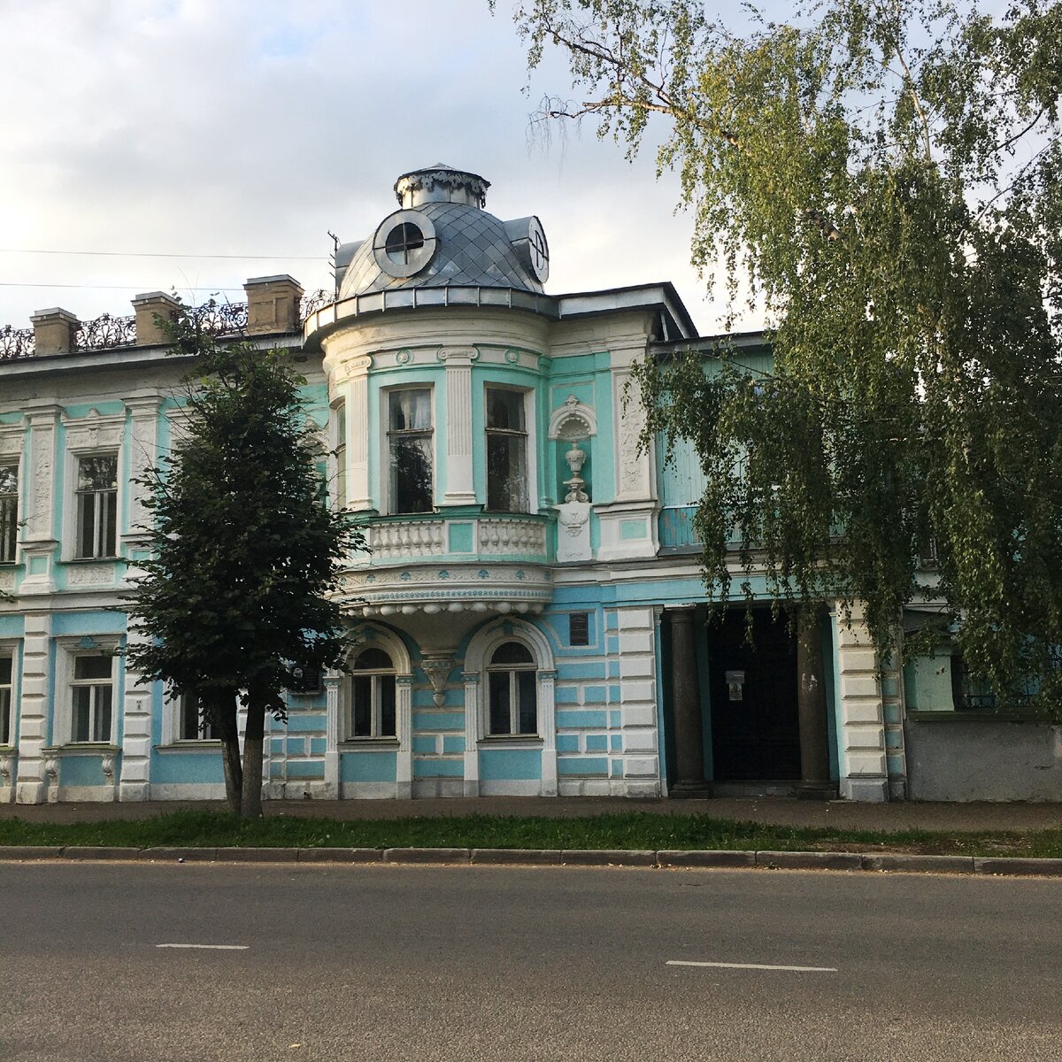 Один из особняков Костромы. Табличку не сфотографировала, кому принадлежал найти не смогла. В относительно хорошем состоянии, поскольку в нем, видимо, размещается какая-то организация. 