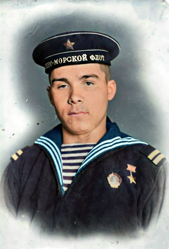 Герой Советского Союза Шлюйков Петр Иванович в форме старшины 2-й статьи. 1943-1944. Источник: goskatalog