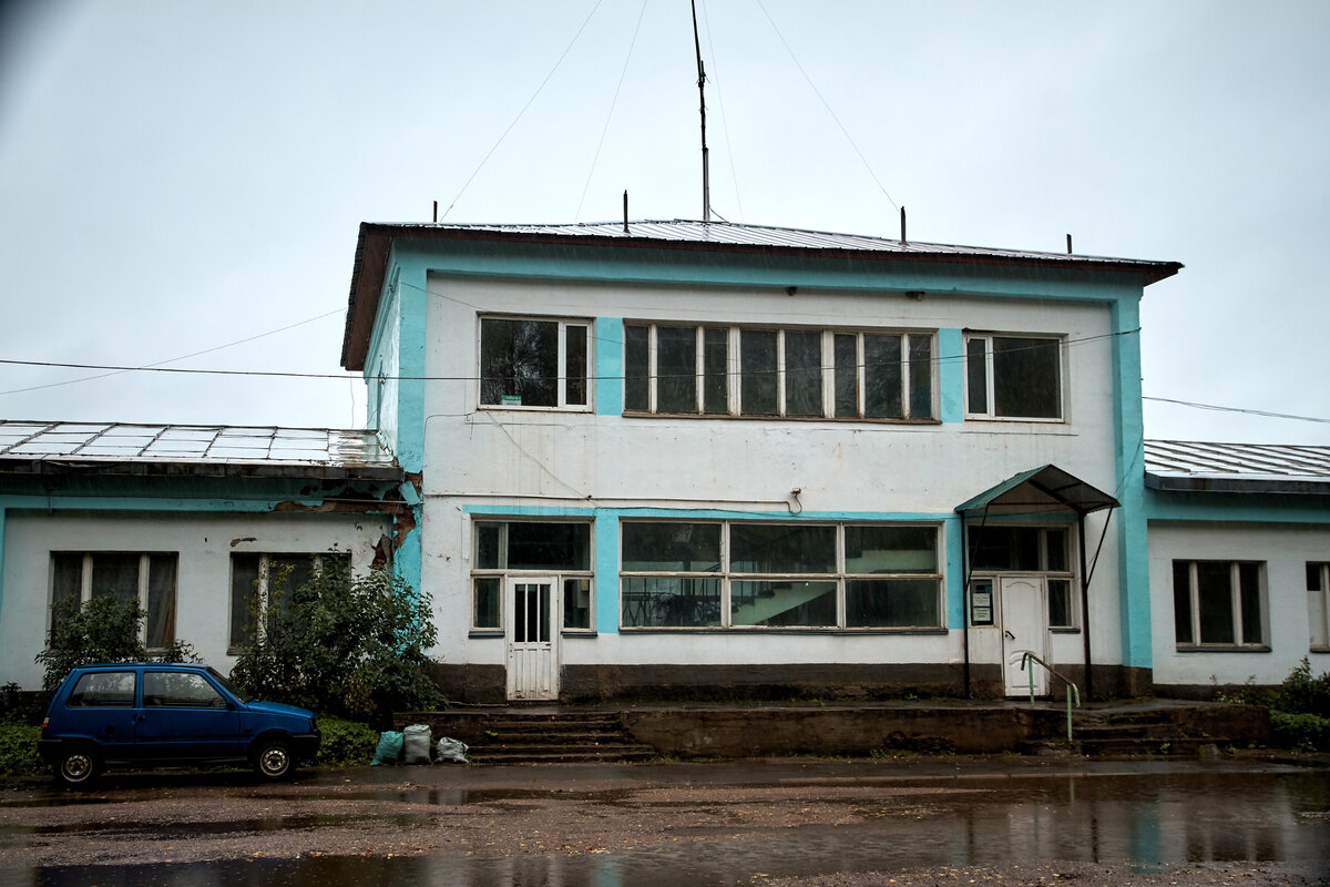 Здание вокзала выглядит так, как будто ты опоздал сюда примерно на 30 лет.