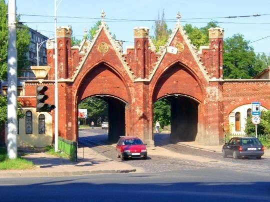 Как купить тур он-лайн дешевле
Единственные из семи сохранившихся городских ворот старинного Кёнигсберга (ныне Калининград) используются в наши дни по прямому назначению - Бранденбургские ворота.