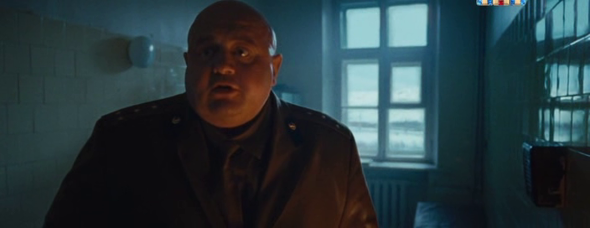 Вот такая у капитана ряха, поперек себя шире, да еще и в форменной одежде, которую чекисты-оперативники на службе никогда не носят.