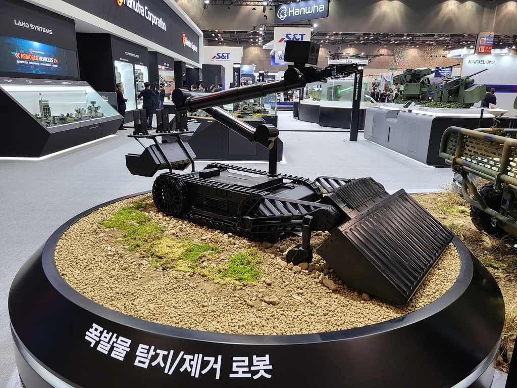 На  этой фотографии, предоставленной Hanwha Defense во вторник, изображен  робот для обнаружения и удаления взрывчатых веществ (Hanwha Defense)