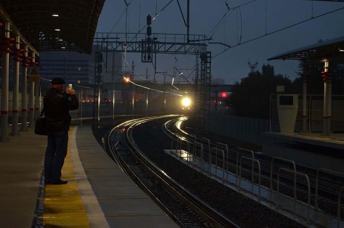 Хорошево. Сентябрь 2016. Виден поезд вдали.