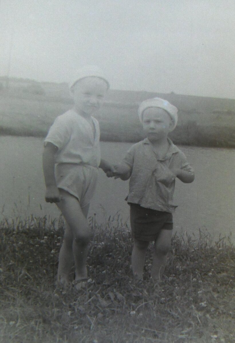 Этот кадр снят в районе северное Бутово, это Сергей и Андрей.