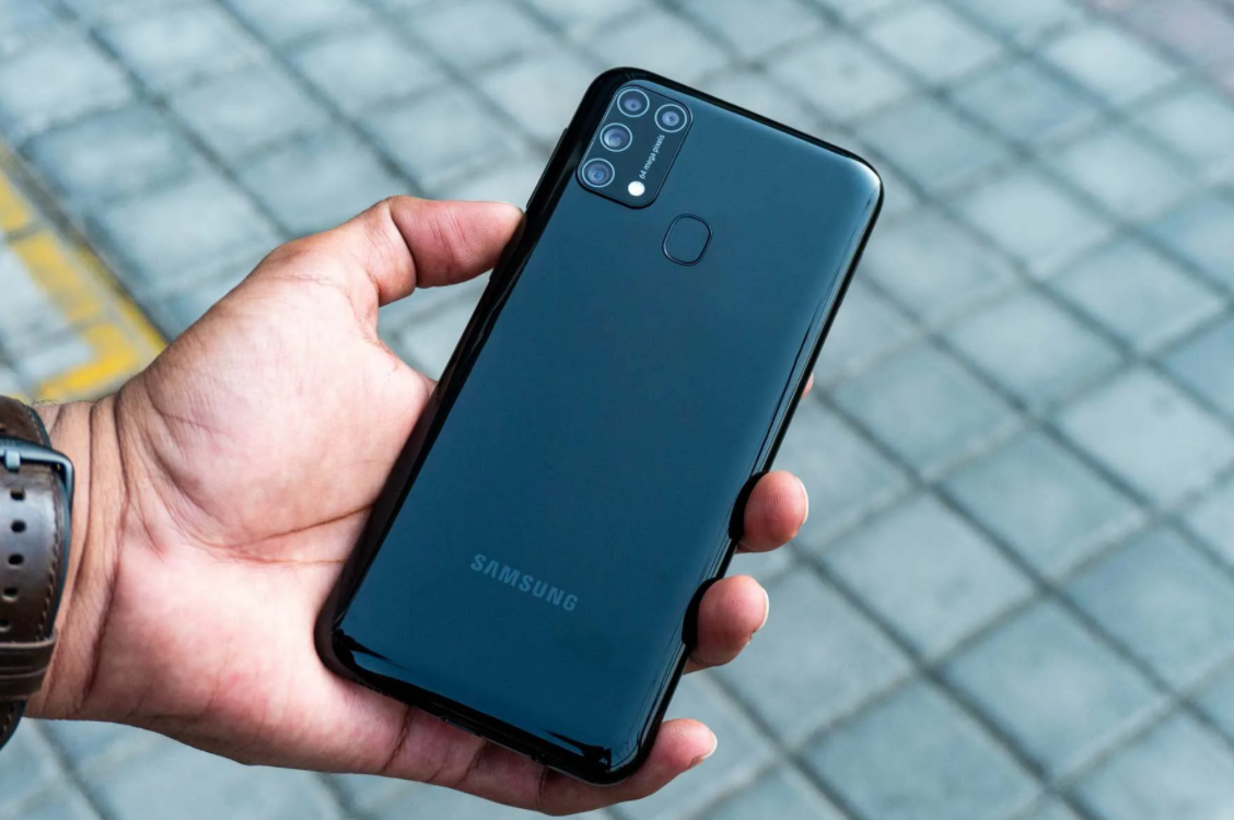 Фото с  сайта https://geeksus.ru/novosti/samsung-galaxy-m31-s-super-emkim-akkumulyatorom-uzhe-dostupen-v-rossii/