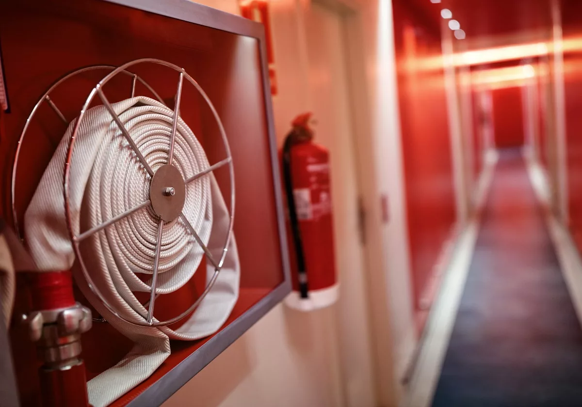 Пожарная безопасность объекта обеспечивается использованием первичных средств пожаротушения, проектированием и монтажом систем защиты, другими мерами и средствами. Изображение взято в интернете.