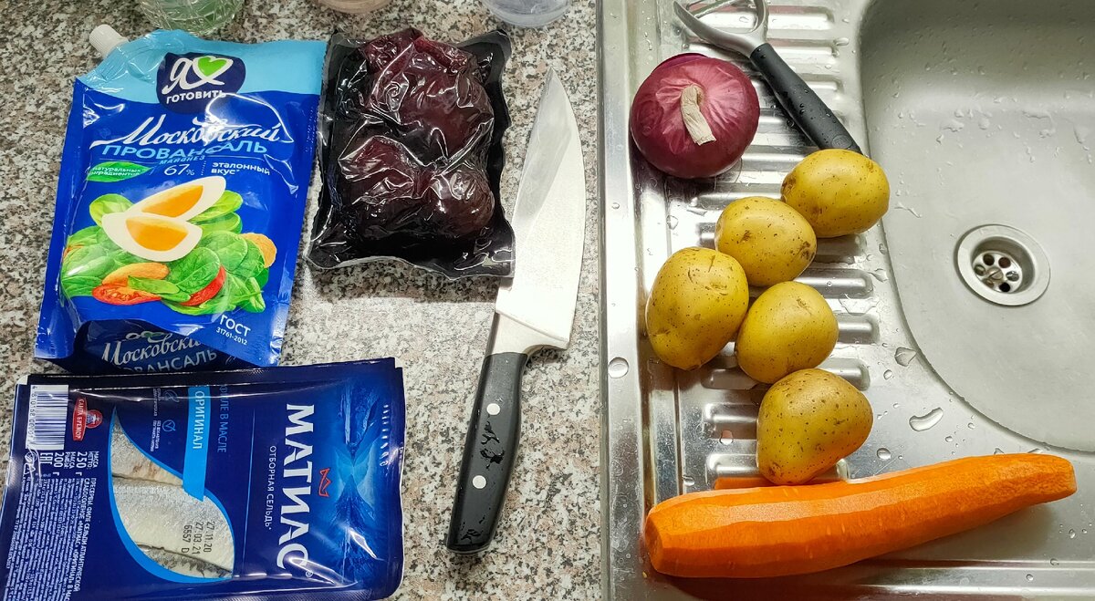 ингредиенты (в процессе добавила еще маленькую головку репчатого лука, но хватило бы и того, который на фото)