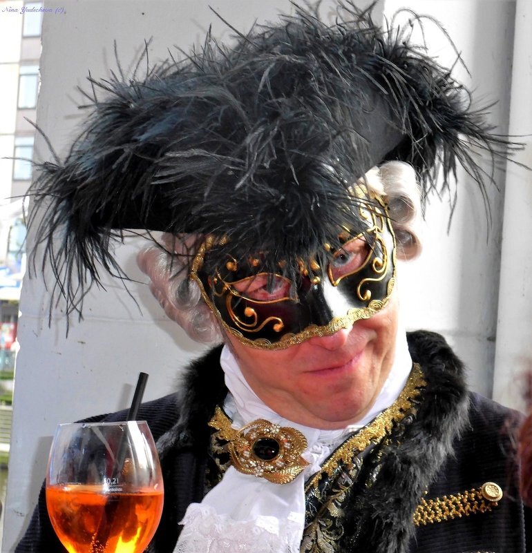 Гамбург. Венецианский карнавал (Venezianischer Karneval in Hamburg) у озера Альстер. Великолепные костюмы, загадочные маски, дефиле, карнавальное шествие радуют горожан и гостей города. Портреты