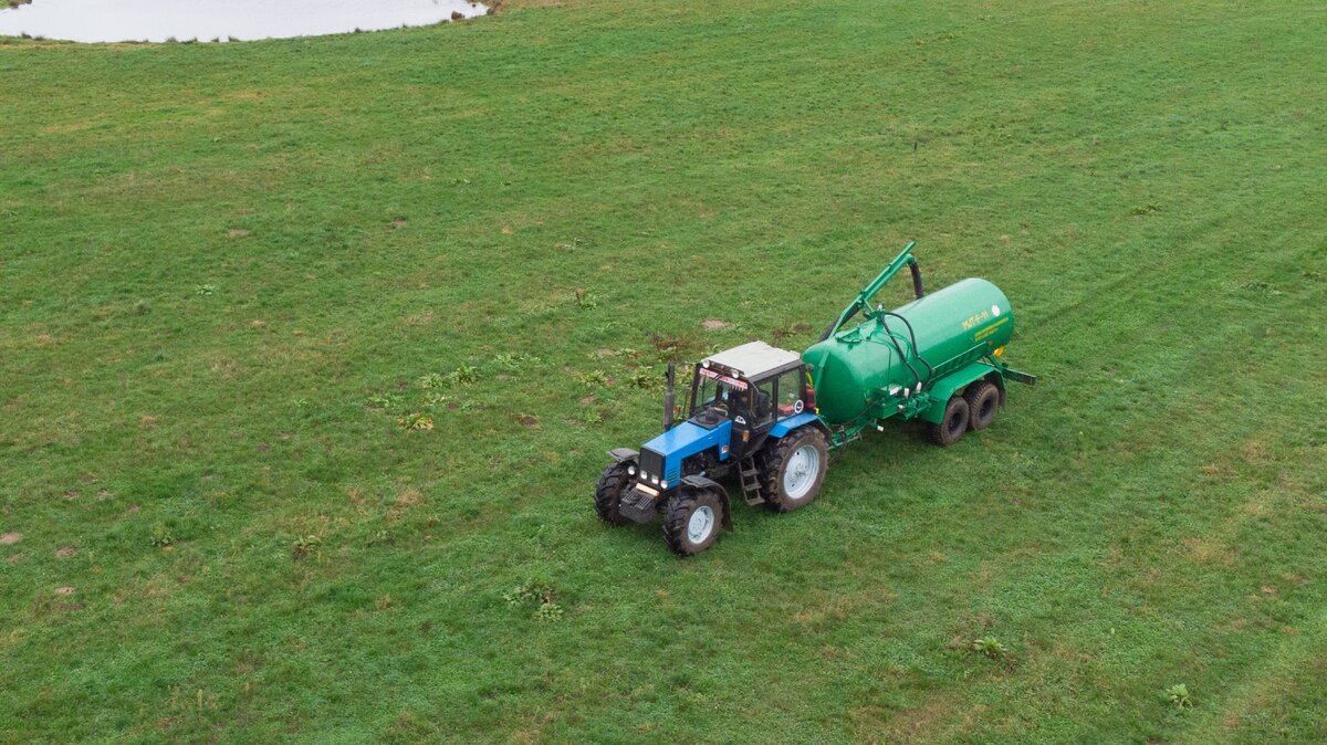 Трактор МТЗ 1221 с бочкой МЖТ 11