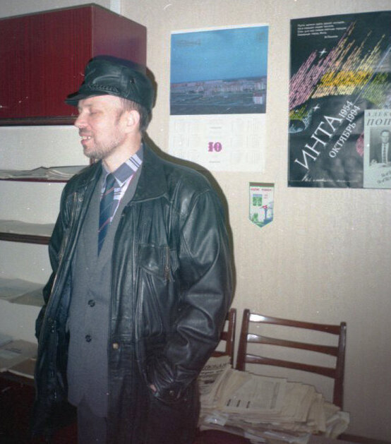 Е.В. Савинов в рабочем кабинете интинской администрации. Фото из личного архива