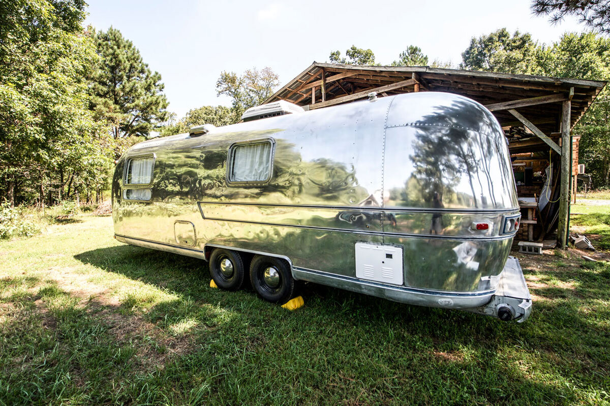 Прицепной дом на колесах Airstream Overlander