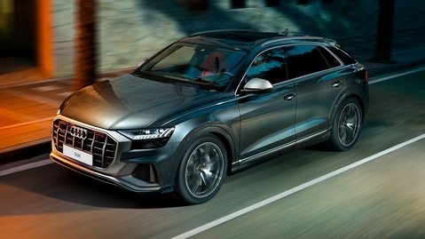 Масса автомобиля определяется с водителем весом 68 кг, багажом весом 7 кг и заполненным на 90 % бензобаком, в соответствии с Директивой ЕС 92/21/EWG действующей в настоящее время редакции. У автомобилей специальной комплектации может увеличиться вес пустого автомобиля и коэффициент аэродинамического сопротивления, вследствие чего может соответствующим образом уменьшиться полезная нагрузка и максимальная скорость.
**	Более подробную информацию с официальными данными по выбросам CO2 и расходу топлива для новых легковых автомобилей, а также документацию по выбросам CO2 и уровням энергопотребления для новых легковых автомобилей можно бесплатно получить на всех торговых площадках и в компании DAT Deutsche Automobil Treuhand GmbH, Helmut-Hirth-Str. 