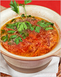 Как и всем знакам Воды, Рыбам нужна согревающая пища, иначе они станут малоподвижными и апатичными. Особенно это важно в сырое и холодное время года. Ежедневный рацион Рыб обязательно должен включать горячее первое блюдо или хотя бы горячий чай. Удержать тепло помогут мёд, молоко и пряности: имбирь, черный и красный перец, гвоздика, корица, ваниль.