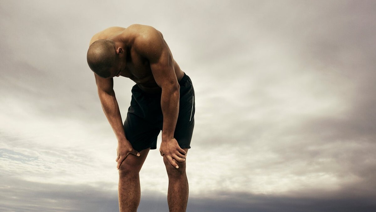 Стоящий спортсмен. Мотивация для мужчин. Отчаяние в спорте. Лысый бегает. Бег мужчина мотивация.