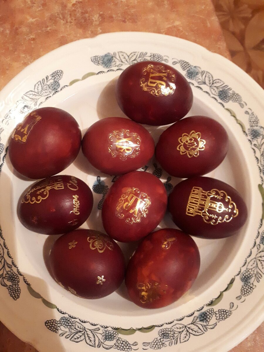 Яйца, окрашенные луковой шелухой