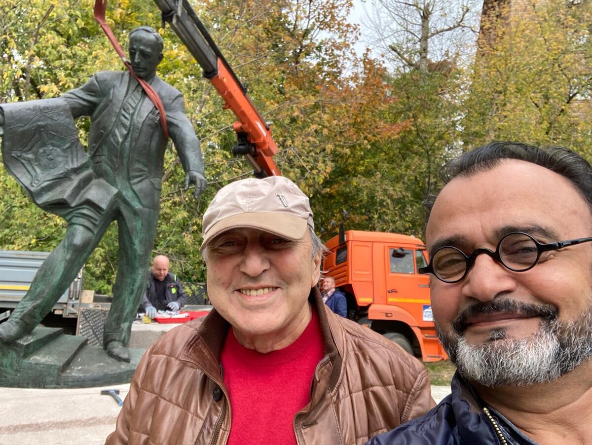 Георгий Франгулян и Ашот Татевосян . Установка памятника.  