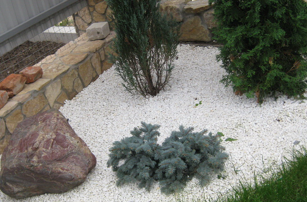 Отсыпка белым мраморным щебнем