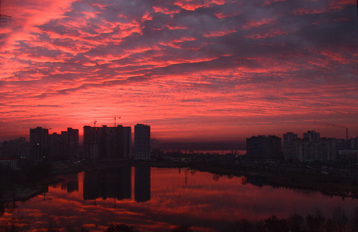 Закат — одно из самых романтичных и красивых природных явлений, которое может впечатлить не хуже самого дорогого фейерверка. А знаете ли вы, как именно происходит это волшебство?