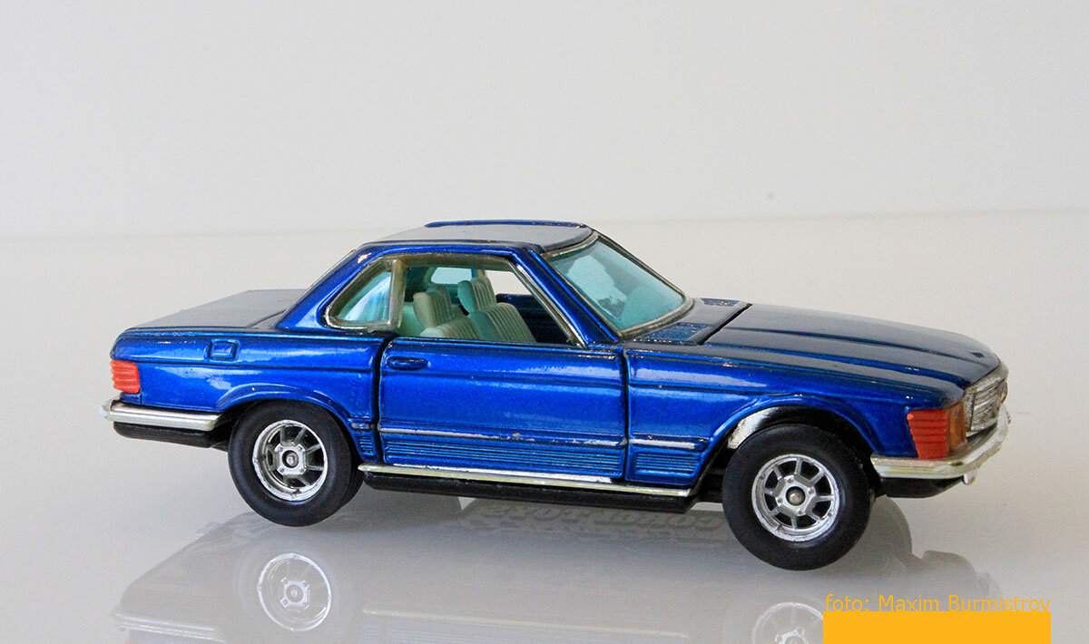 Машина выглядит утрированно непропорциональной – среди длинного капота и багажника зажат узкий салон.