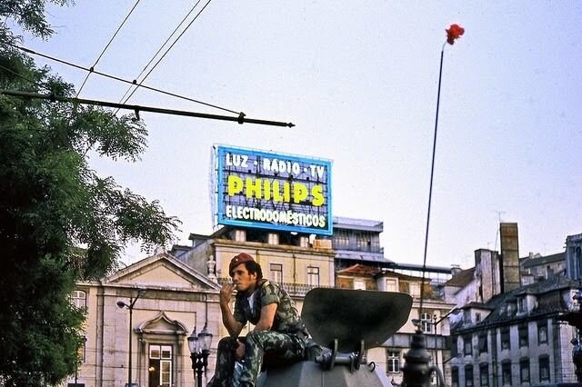 Португальскую "революцию гвоздик" 25 апреля 1974 можно не без оснований назвать самой красивой революцией в мире.
Как и почему она произошла?-14