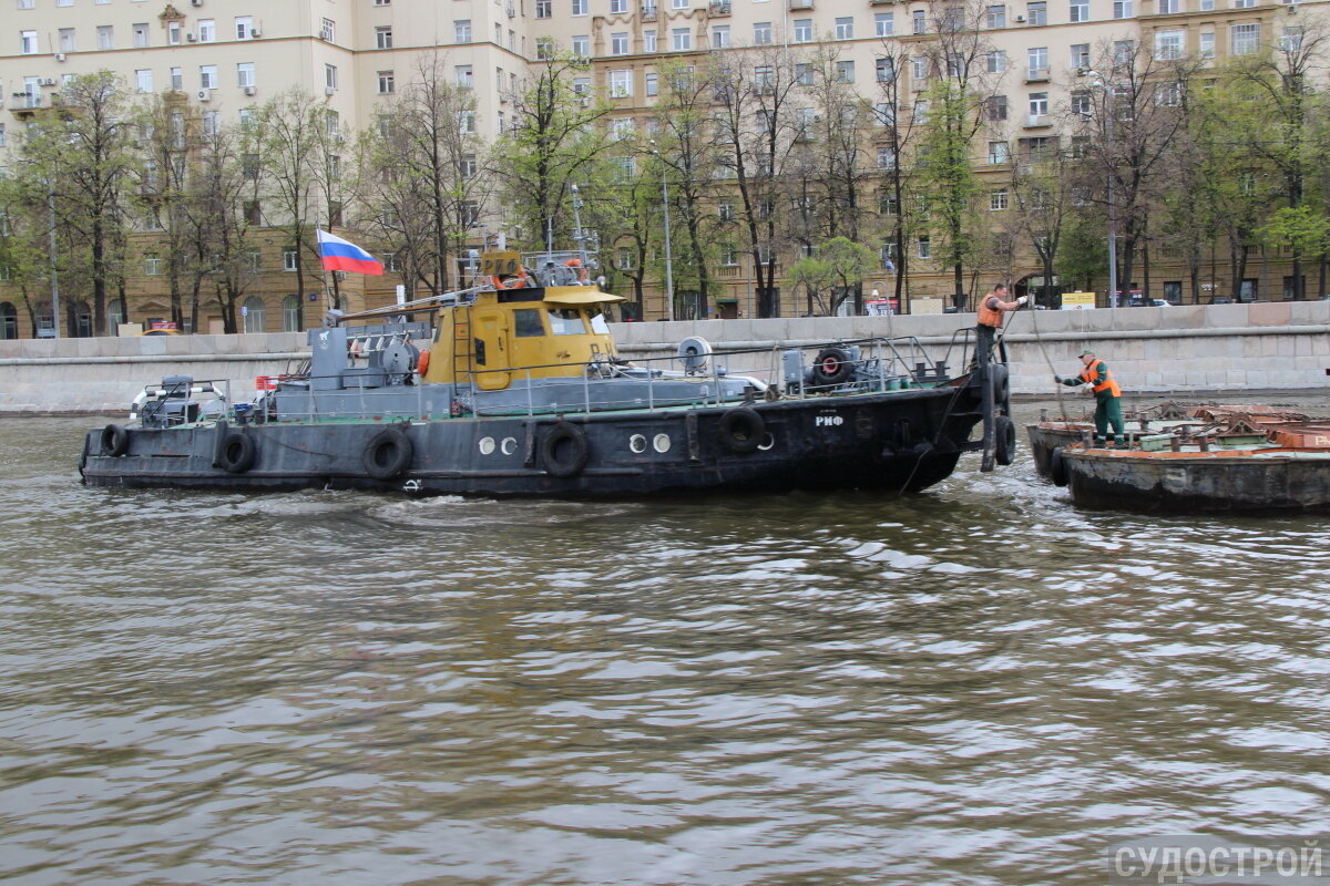 Буксир-ледокол "Риф" за работой на Москве-реке / Фото: Судострой