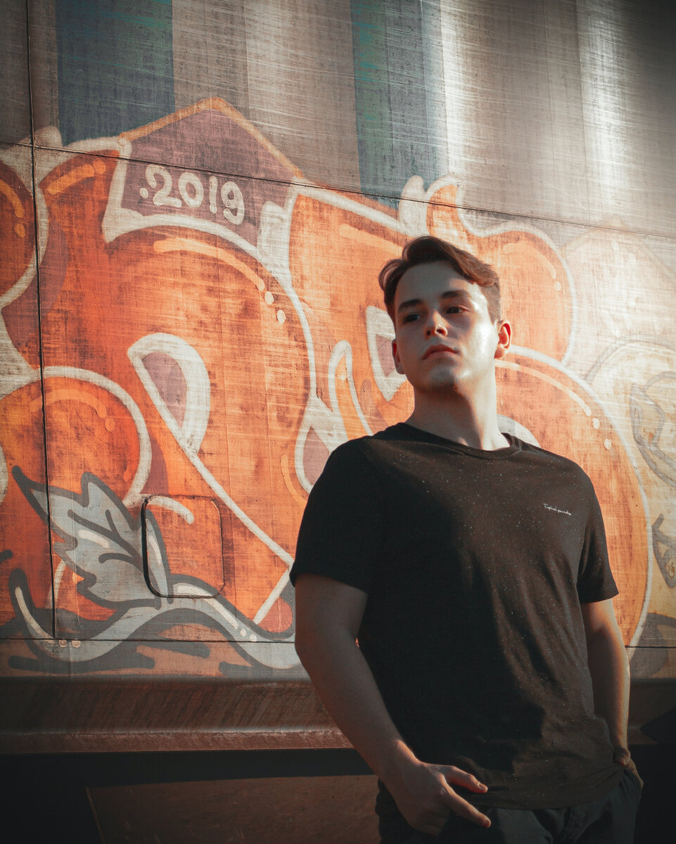 He's so plain and nice guy - Он простой, хороший парень