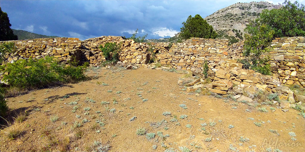 Северо-восточная крепостная стена, вид на горы.