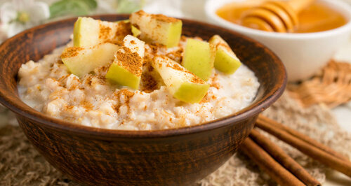 2. Ячневая каша на молоке с зеленым яблоком и медом.  Вам понадобятся: крупа (1 стакан), крупное зеленое яблоко (можно два),  нежирное молоко (примерно 1,5-2 стакана), вода (2 стакана), мед (1-2  чайные ложки), щепотка соли. Приготовление: высыпаем крупу в кипяток,  солим, хорошенько перемешиваем и варим на медленном огне (до впитывания  воды). Затем вливаем в кашу молоко, доводим до готовности. В готовую  кашу добавляем яблоко и мед.